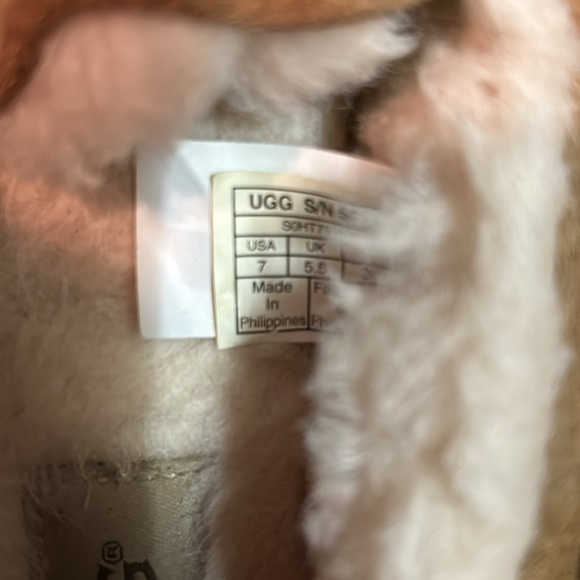Size 7 Ugg Slippers - Picture 3 of 3